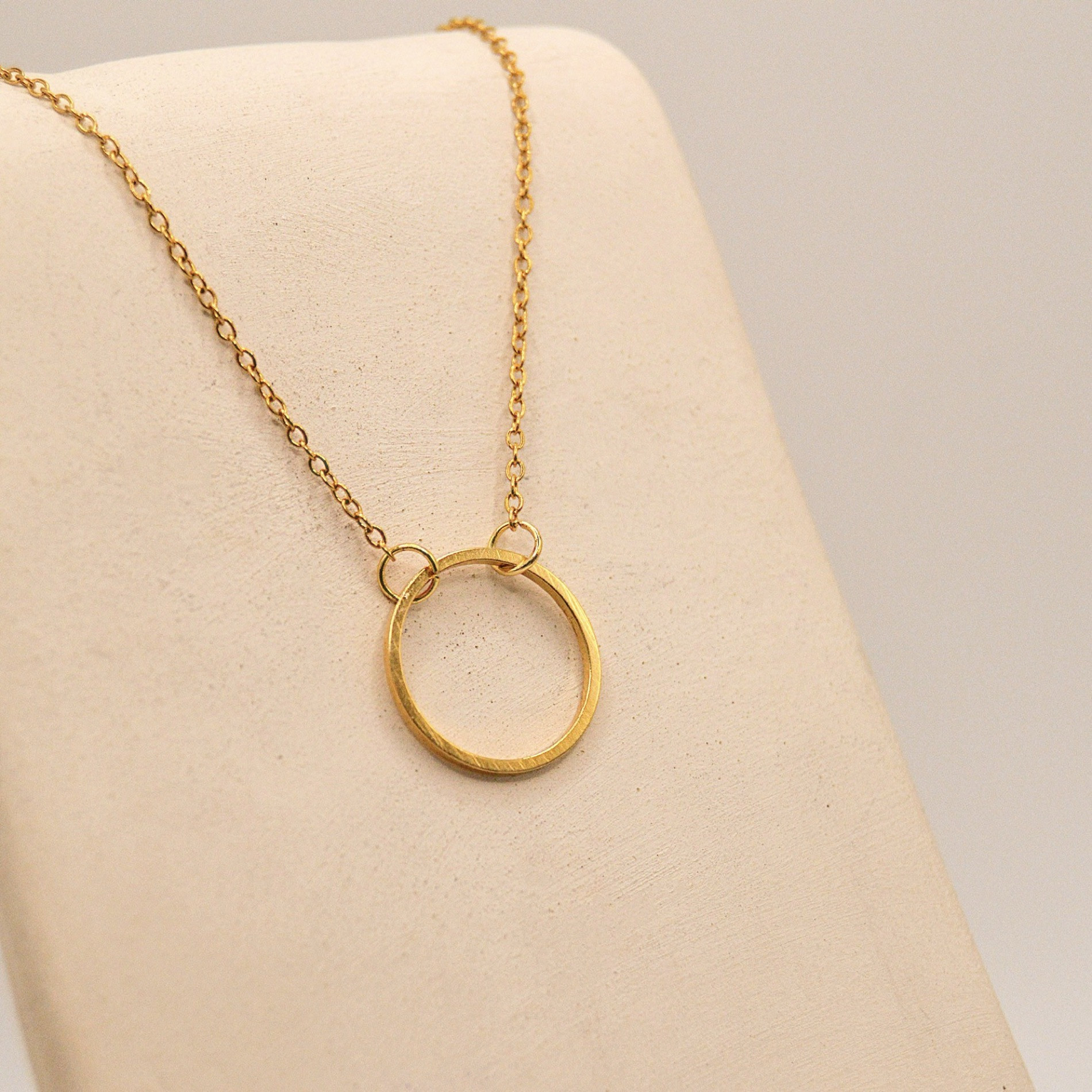 Cadena collar con aro central